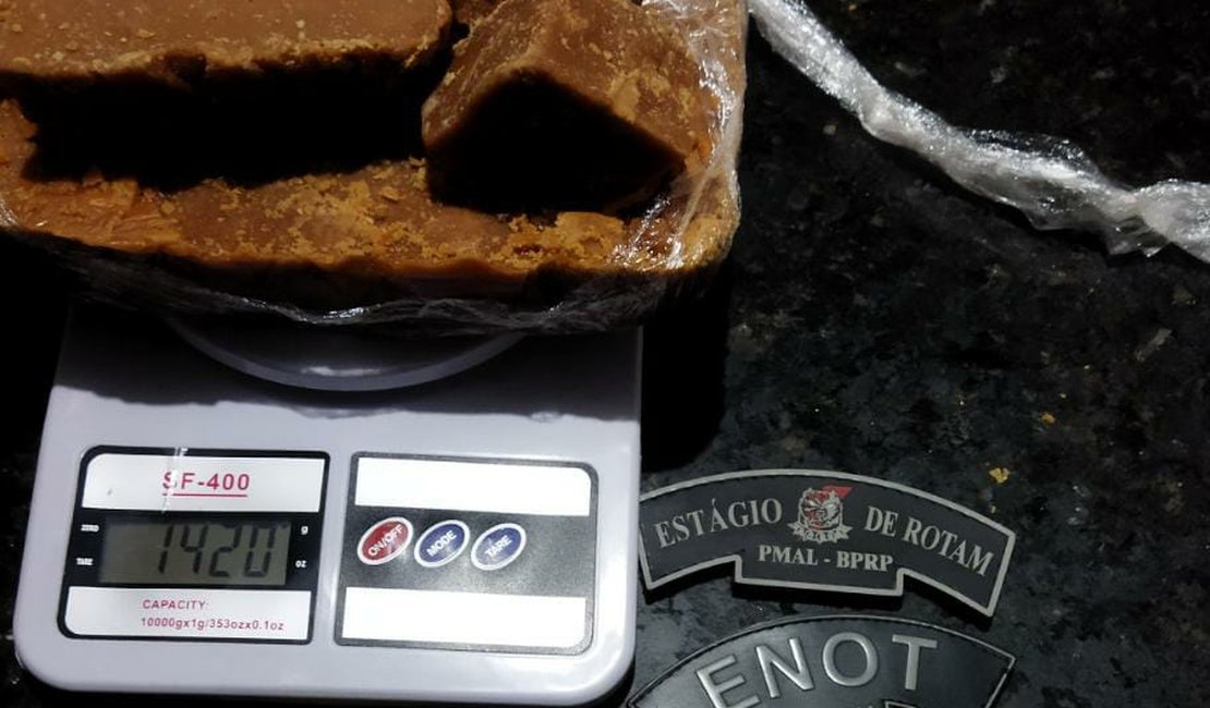 Mulher paga corrida para fugir com tablete de crack, mas acaba presa pela polícia em Coruripe