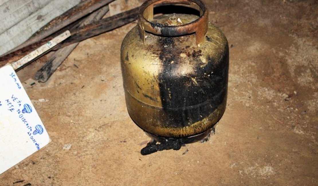 Explosão de botijão de gás provoca incêndio em casa em São Miguel dos Campos