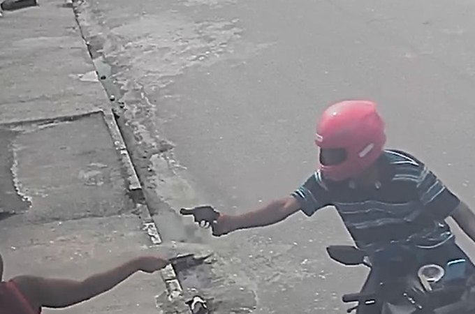 Imagens mostram assalto à mão armada contra mulher e filha na capital alagoana