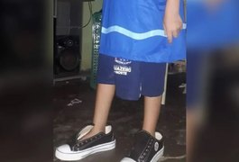 Crianças recebem uniforme e sapatos 'gigantes' em escolas no interior do Ceará