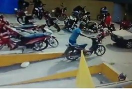 Vídeo. Câmera de segurança flagra deficiente físico furtando moto em Arapiraca