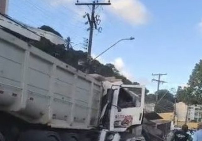 Colisão entre caminhões deixa dois feridos e atinge carros na Cambona, em Maceió