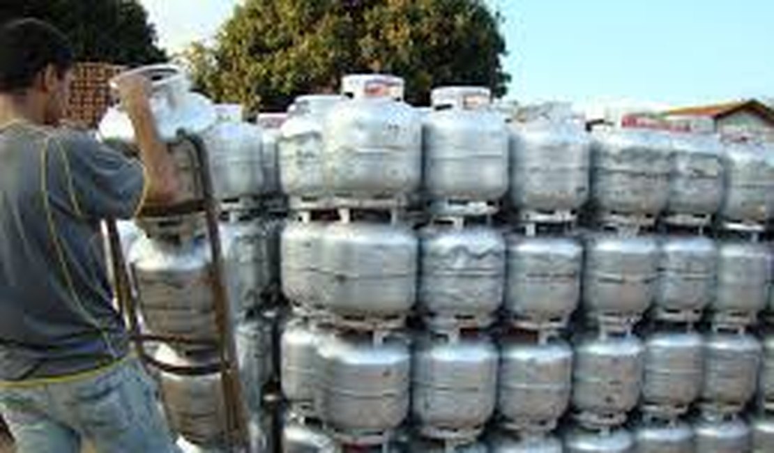 Grupo armado invade depósito e rouba 44 botijões de gás em Marechal Deodoro