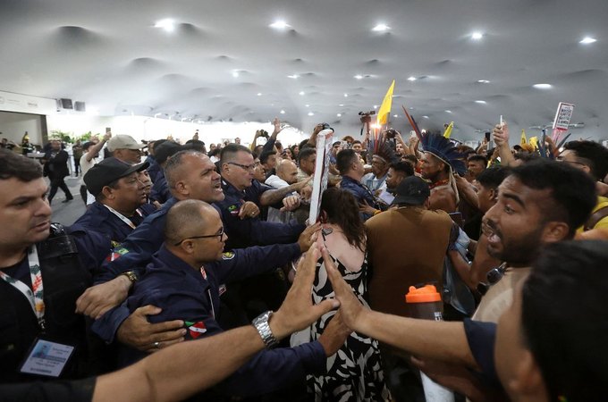 Manifestantes confrontam segurança para entrar em área restrita