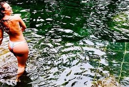 Paolla Oliveira posa de biquíni em meio a natureza e fãs rasgam elogios: 'Mulherão'
