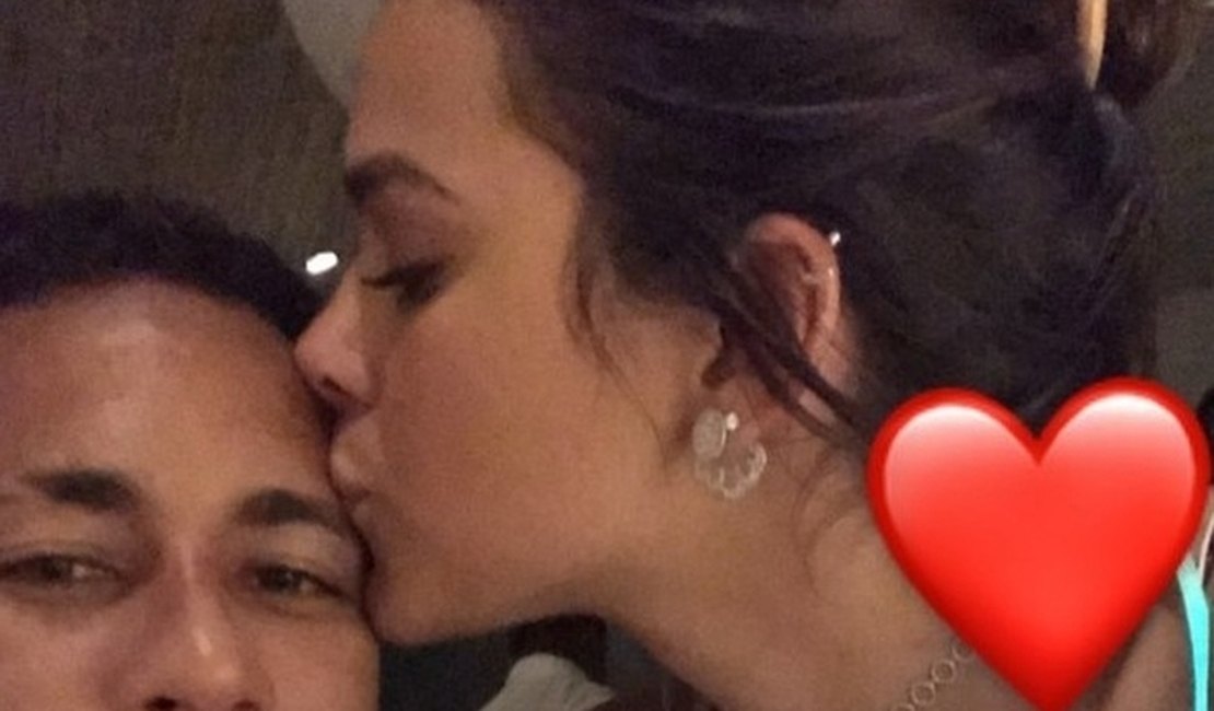 Neymar ganha beijo de feliz ano novo de Bruna Marquezine