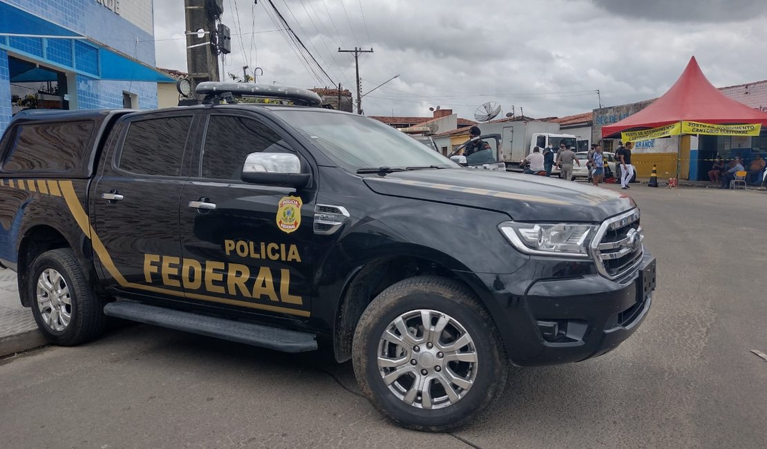 Após denúncia de candidato, ônibus com material de campanha é flagrado pela PF em Campo Grande, AL