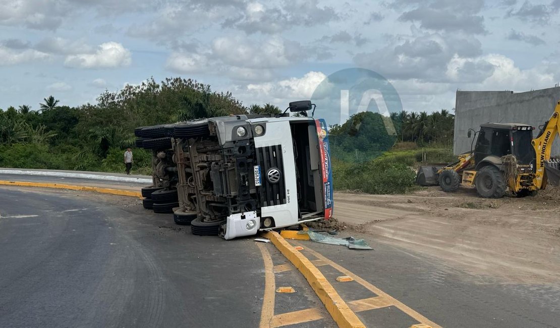Caçamba carregada de entulho tomba no viaduto da AL-110, em Arapiraca