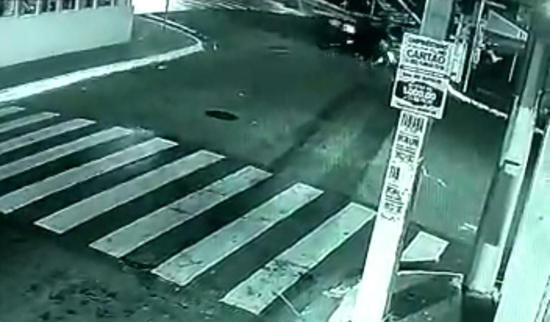 No Centro de Arapiraca, homem deixa moto estacionada e descobre que o veículo foi atingido em colisão noturna