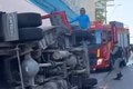 Caminhão do Corpo de Bombeiros capota no Centro de Maceió e deixa militares feridos