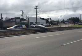Carro cai em vala após condutor perder o controle do veículo na AL-220