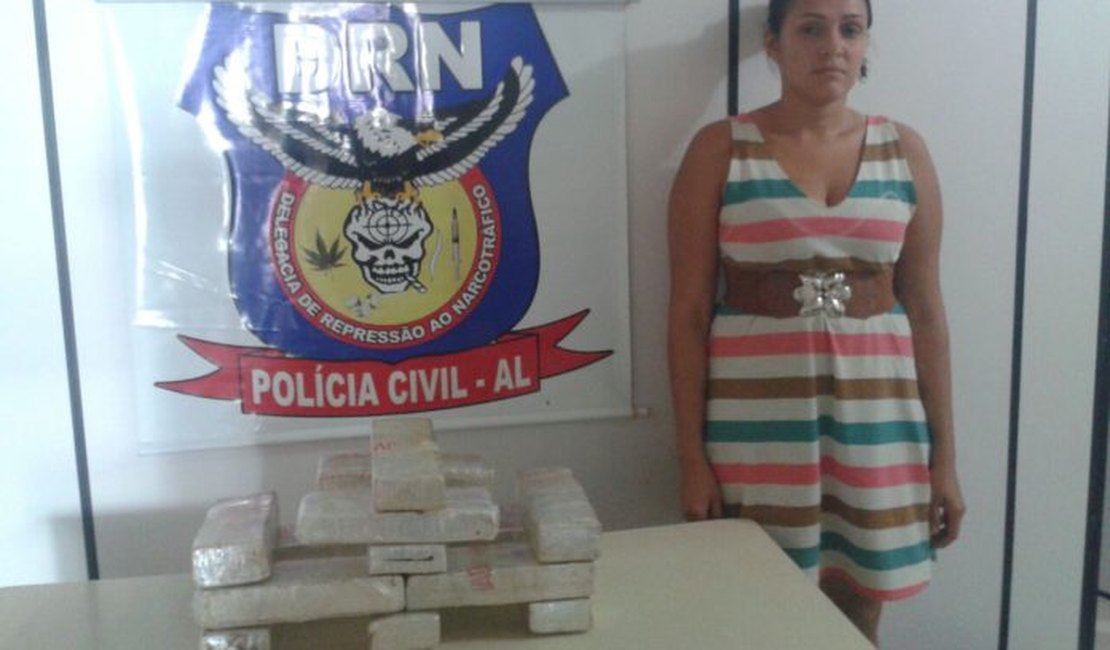 Ônibus é interceptado na AL-115 e mulher é presa com 15 kg de maconha