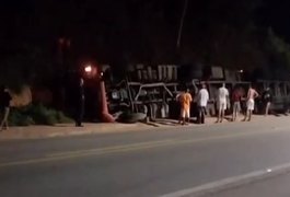 Carreta tomba na rodovia BR 316, em Atalaia