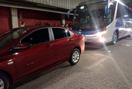 Carro de passeio colide com ônibus escolar em Arapiraca
