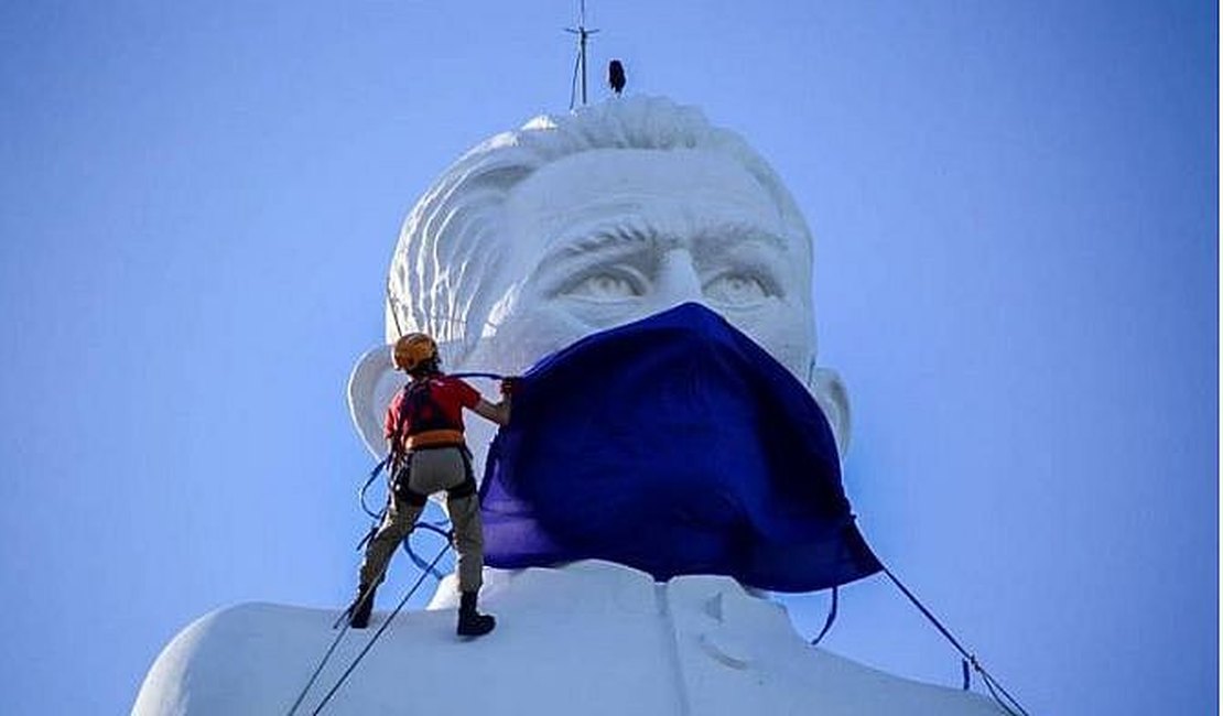 Estátua de Padre Cícero recebe máscara em prol da conscientização contra o coronavírus