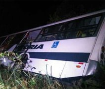 Ônibus com time de futebol tomba e deixa dois mortos na BR-226 no Maranhão