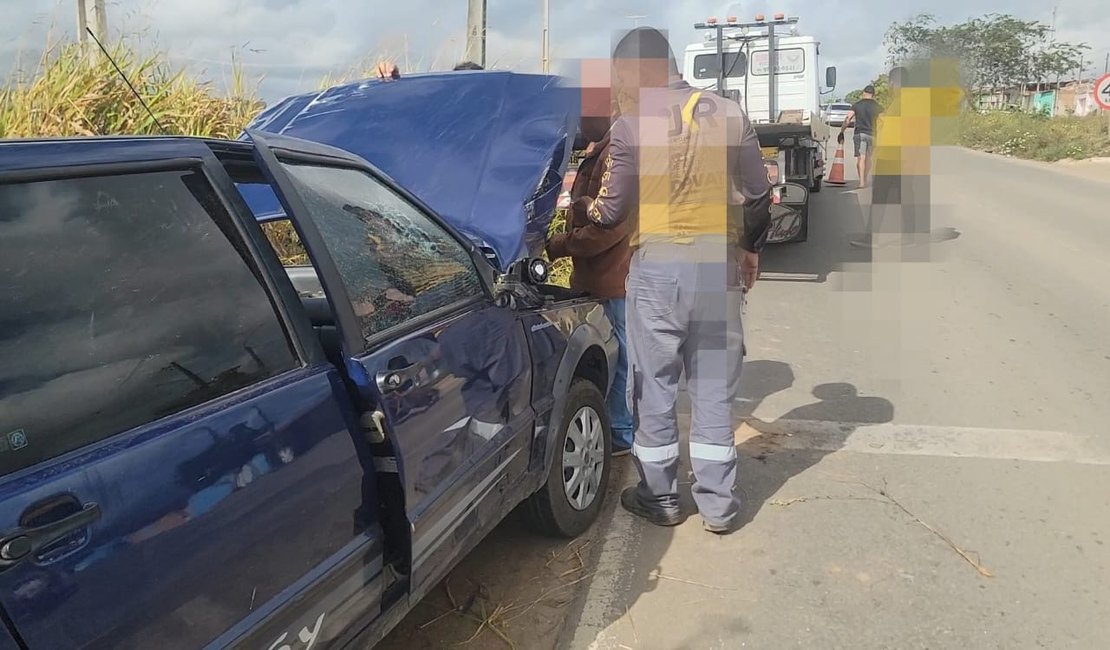 Motorista perde controle de Uno em quebra-molas e carro capota na AL-115, em Arapiraca