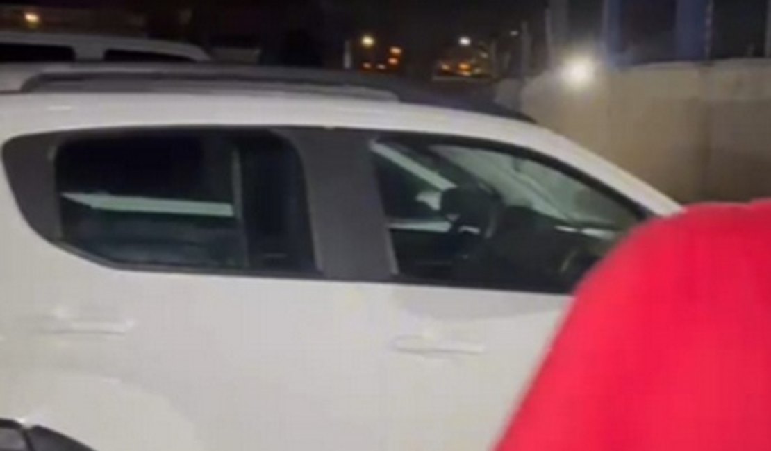 Casal de turistas tem carro arrombado e pertences levados na Praia do Francês
