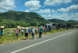 Carreta com óleo de soja tomba e carga é saqueada em rodovia alagoana