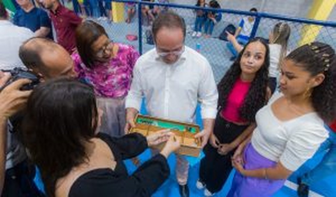 Prefeito Luciano Barbosa conhece jogo pedagógico criado na rede municipal de ensino