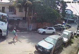 VÍDEO. Mulher escapa por pouco de ser atropelada por caminhão de lixo desgovernado