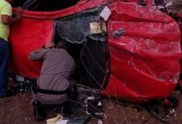Capotamento de carro de passeio deixa três pessoas feridas na AL-220, em Monteirópolis
