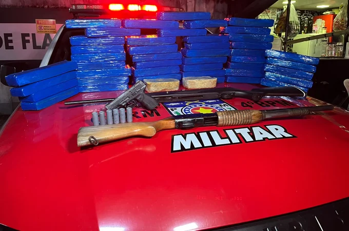 4° Batalhão apreende 50kg de maconha e armas de fogo no João Sampaio, em Maceió