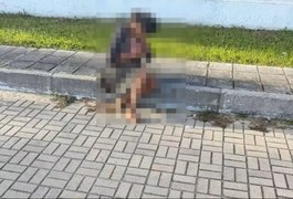 Sem qualquer suporte, mulher em situação de rua dá à luz em calçada em João Pessoa