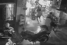 Vídeo forte mostra homem com facão decepando mão de suspeito de furtar abrigo para crianças e adolescentes