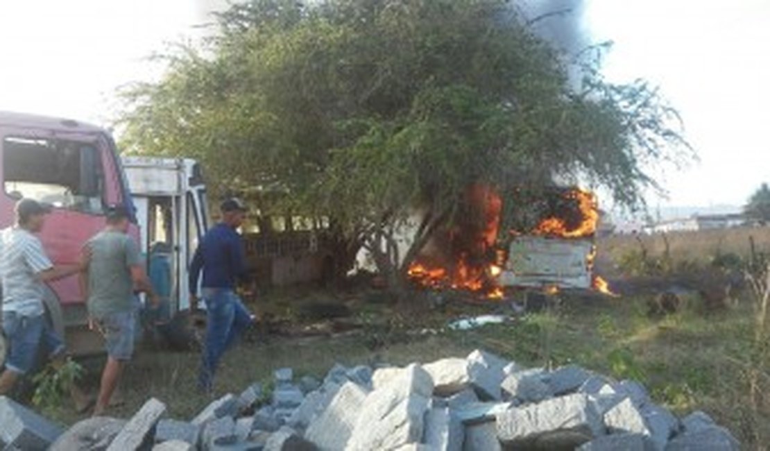 Bombeiros são acionados para conter incêndio a ônibus no Agreste