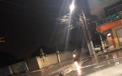 Fios de energia caíram durante o temporal que caiu em Arapiraca no início da noite