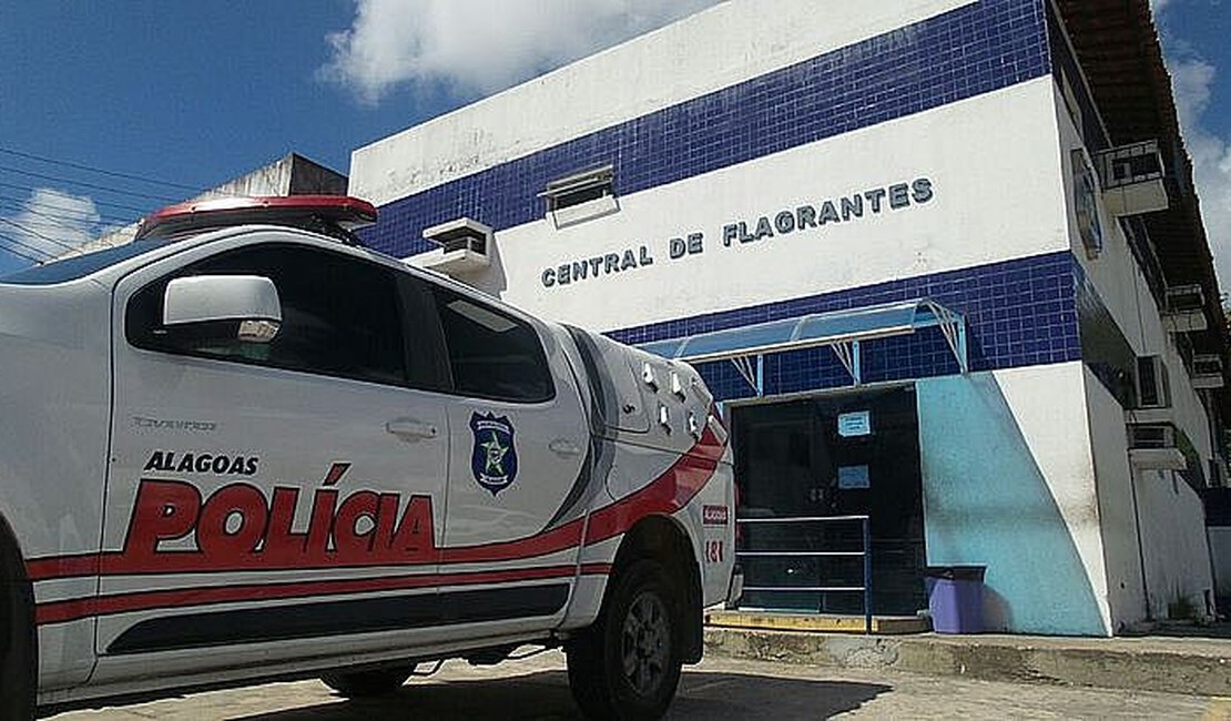 Homem é autuado após polícia encontrar maconha dentro de carro no Pinheiro, em Maceió