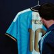 Messi mostra camisa especial para jogo de despedida da Argentina