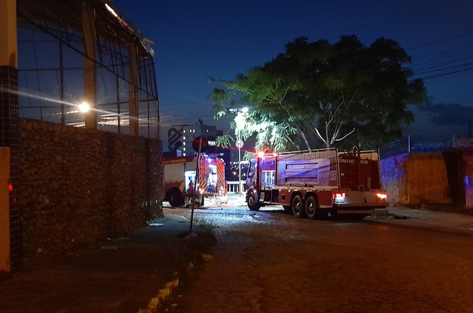 Incêndio em vegetação mobiliza bombeiros, entre os bairros Farol e Centro, em Maceió