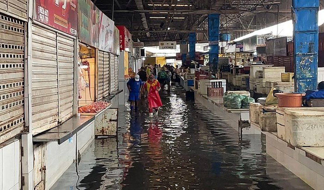 Mercado da Produção fica debaixo d'água e ruas apresentam alagamentos após chuvas em Maceió