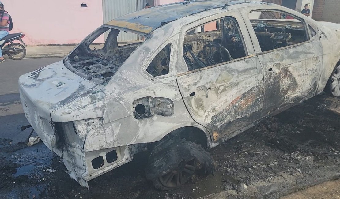 Carro de passeio a gás pega fogo ao lado da creche do Brisa do Lago, em Arapiraca