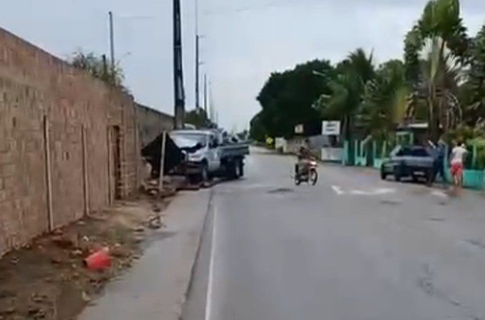 Caminhão sai da pista e colide contra muro de imóvel em Lagoa da Canoa