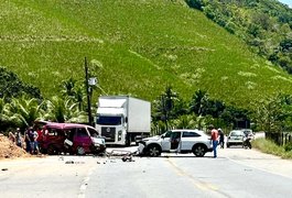 Mulher grávida e três pessoas ficam feridas em grave acidente em rodovia alagoana