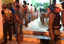 Operação policial faz revista em clientes de bares e outros estabelecimentos no interior de AL