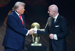 Trump recebe o Prêmio da Paz da Fifa durante o sorteio dos grupos da Copa do Mundo 2026