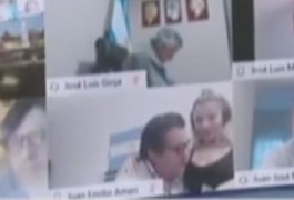 Descuido? Deputado acaricia mulher sentada em seu colo durante sessão virtual