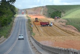 Três pessoas ficam feridas após capotamento na BR-101, em Pilar