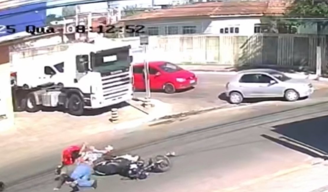Vídeo. Condutor avança cruzamento, atinge motocicleta e foge no bairro Eldorado, em Arapiraca