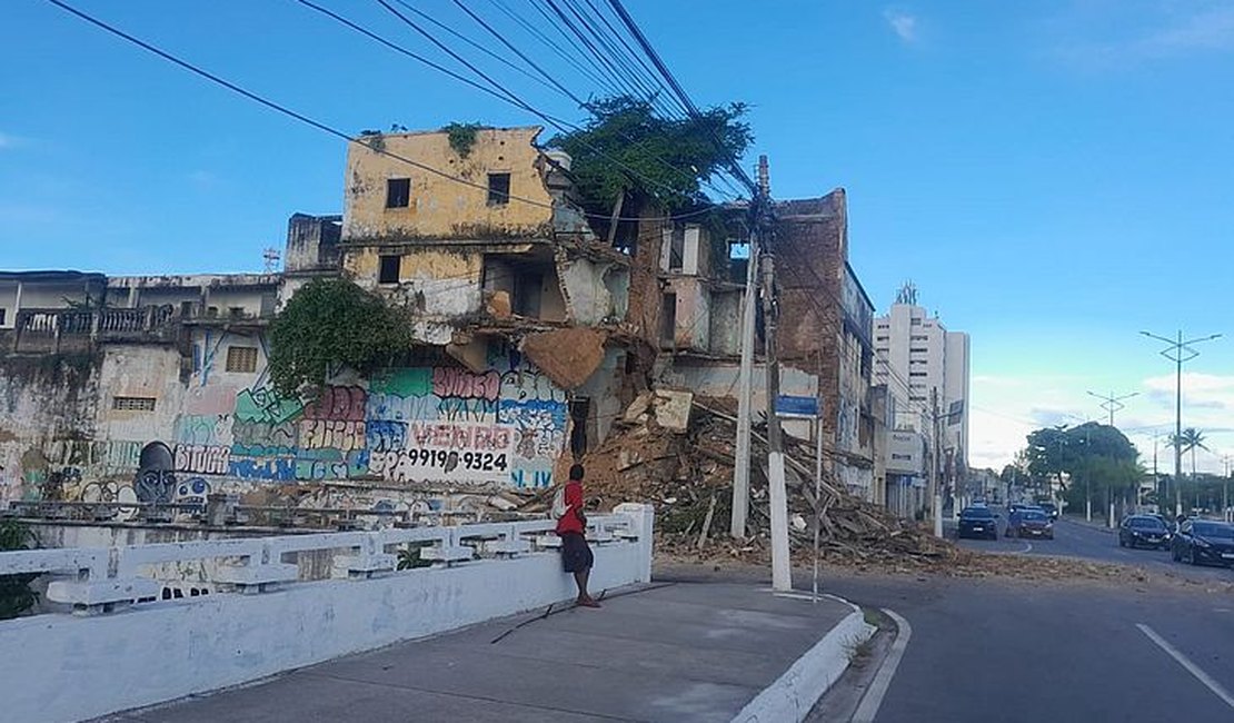Parte de edifício abandonado desaba no Jaraguá