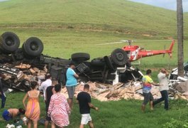 Quatro pessoas feridas no acidente entre carreta e carros na AL-101 Sul recebem alta