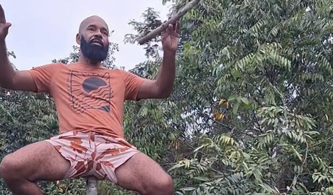 VÍDEO: Homem mostra equilíbrio ao ficar sentado em cima de pau e viraliza na internet