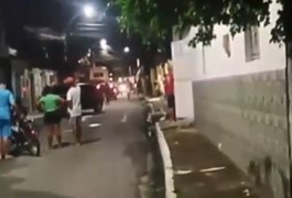 Criminosos encapuzados invadem casa e matam dois homens a tiros em Maceió