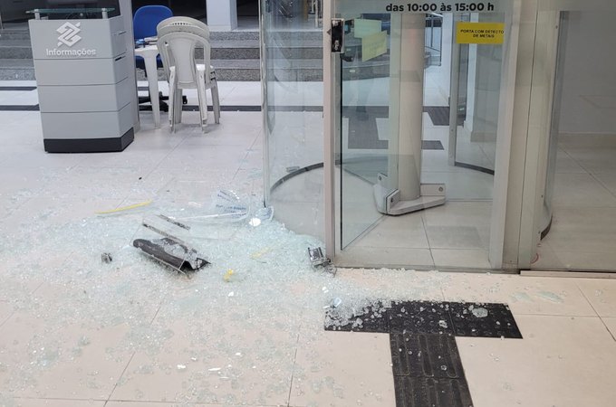 Homem invade agência do Banco do Brasil e quebra porta de vidro com extintor em Arapiraca