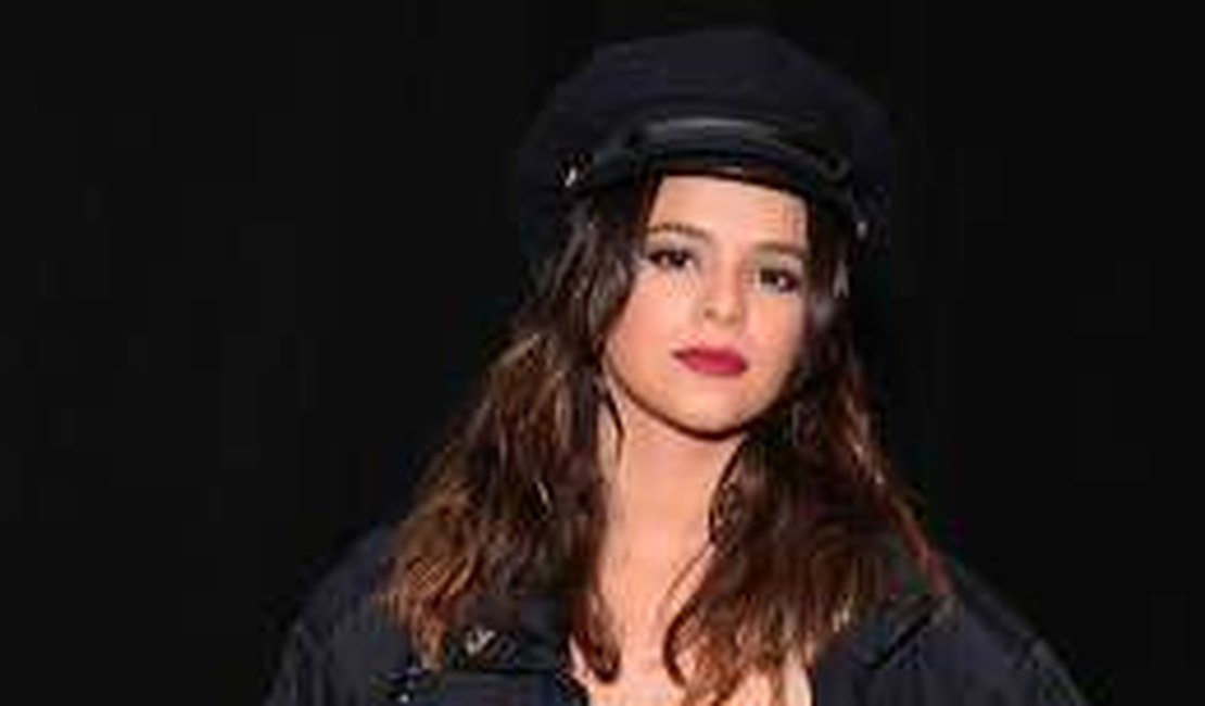 Bruna Marquezine se veste de policial sexy para festa à fantasia no Rio