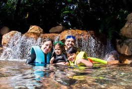 Wesley Safadão e Thyane Dantas se divertem com a família na Disney